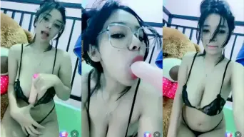 Cewek Berkamata Ngemut Dildo Live Video by xVideos